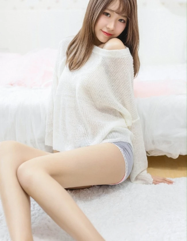 一眼就喜欢，超美气质型温柔少女白衣短裤气质室内美图录