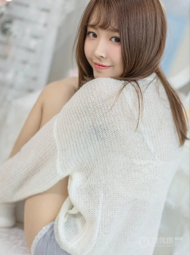 一眼就喜欢，超美气质型温柔少女白衣短裤气质室内美图录