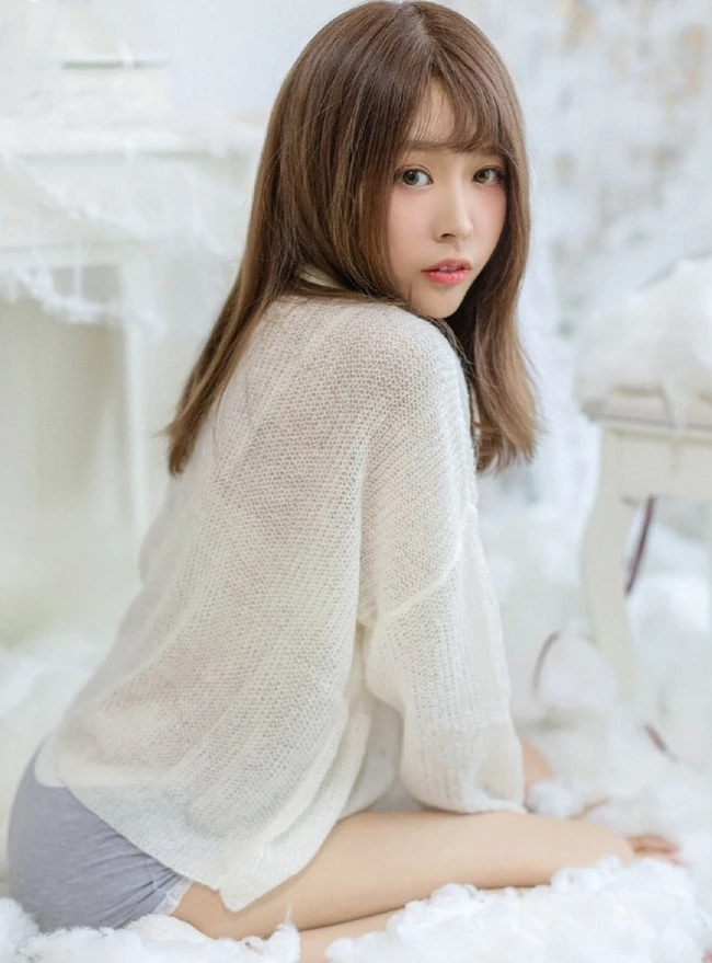 一眼就喜欢，超美气质型温柔少女白衣短裤气质室内美图录