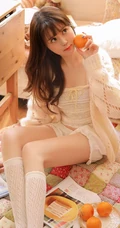 粉色系少女闺房，浅粉甜美短裤袜装少女室内写真图片