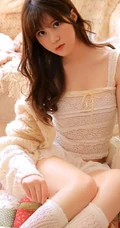 粉色系少女闺房，浅粉甜美短裤袜装少女室内写真图片