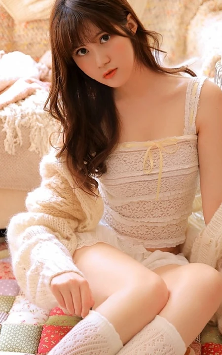 粉色系少女闺房，浅粉甜美短裤袜装少女室内写真图片