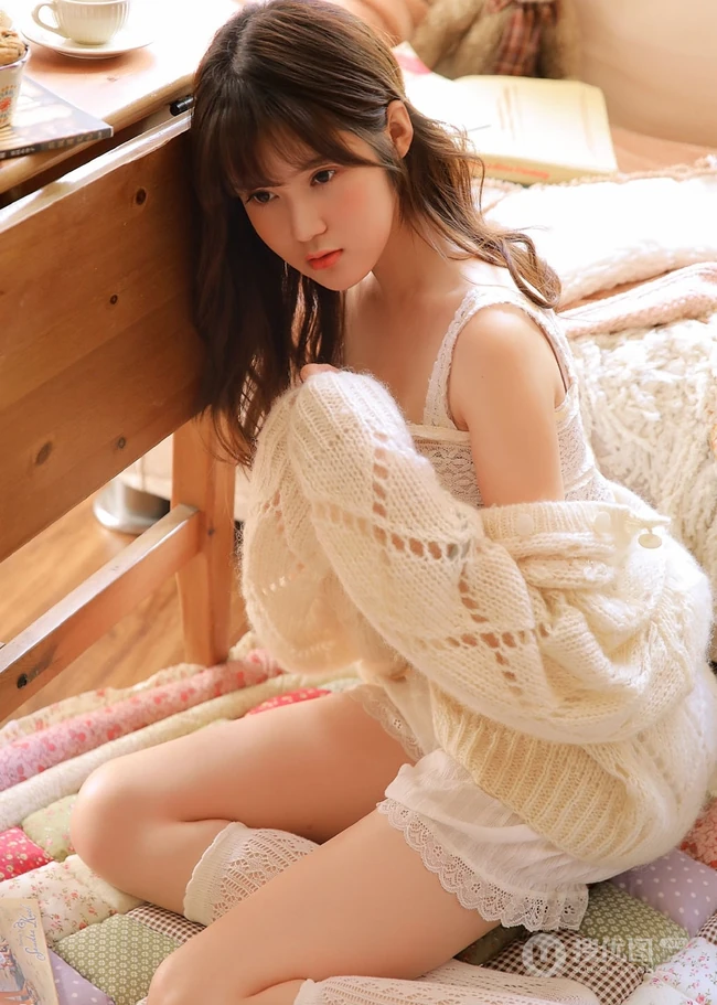 粉色系少女闺房，浅粉甜美短裤袜装少女室内写真图片