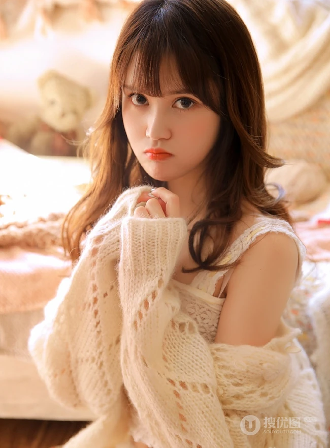 粉色系少女闺房，浅粉甜美短裤袜装少女室内写真图片