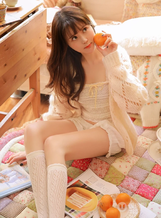 粉色系少女闺房，浅粉甜美短裤袜装少女室内写真图片