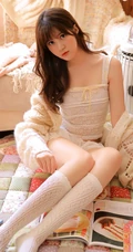 粉色系少女闺房，浅粉甜美短裤袜装少女室内写真图片