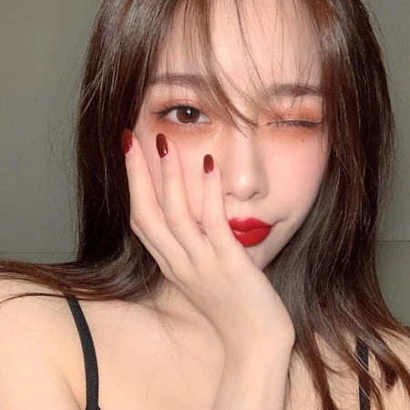 长发好看的女生室内头像图片