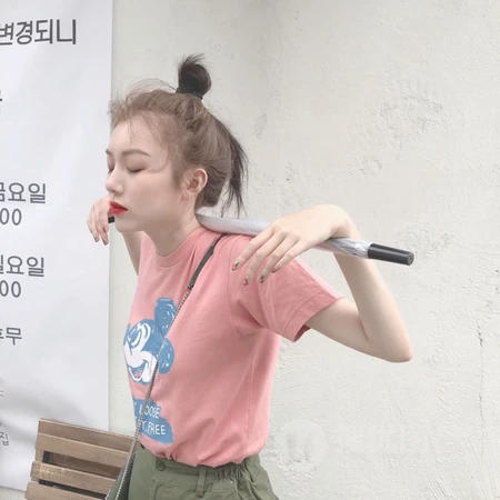 长发好看的女生室内头像图片
