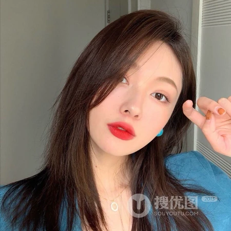 长发好看的女生室内头像图片