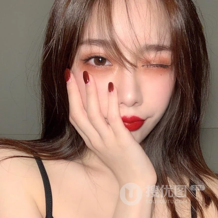 长发好看的女生室内头像图片