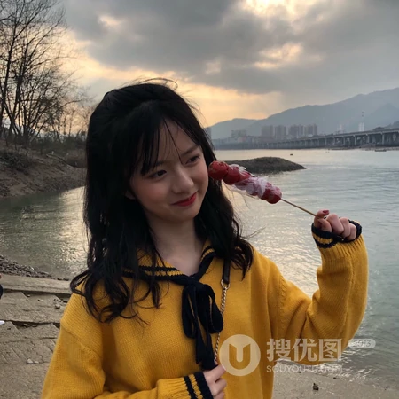 长发好看的女生室内头像图片
