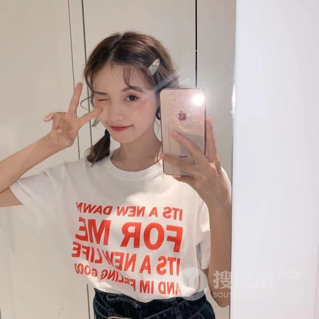 长发好看的女生室内头像图片