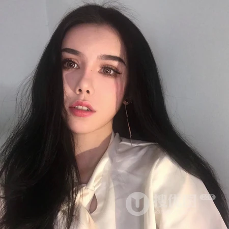 长发好看的女生室内头像图片