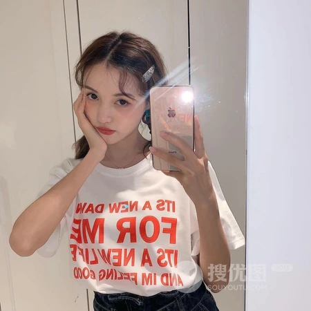 爱自拍的女孩，慵懒的长发女生头像