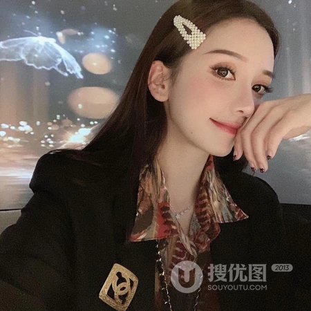 爱自拍的女孩，慵懒的长发女生头像