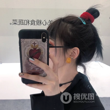 爱自拍的女孩，慵懒的长发女生头像