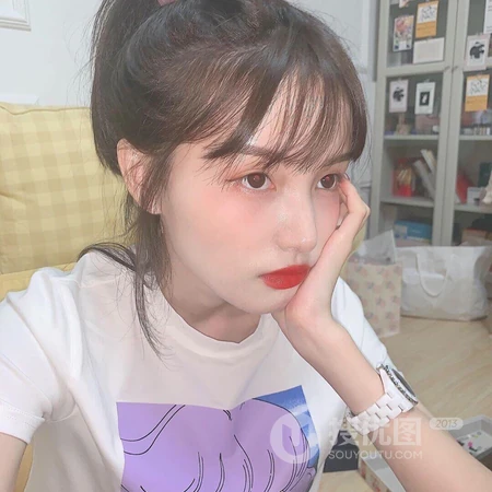 爱自拍的女孩，慵懒的长发女生头像