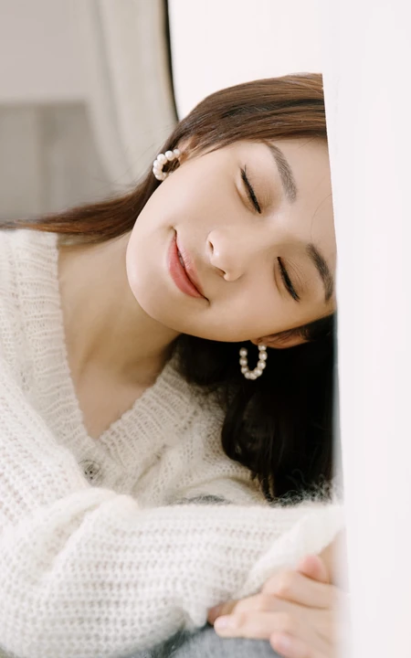 长相甜美，长发微笑穿毛衣的美女手机壁纸