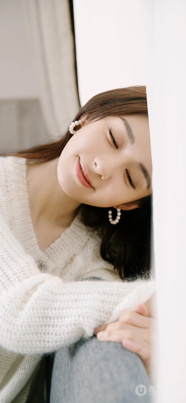 长相甜美，长发微笑穿毛衣的美女手机壁纸
