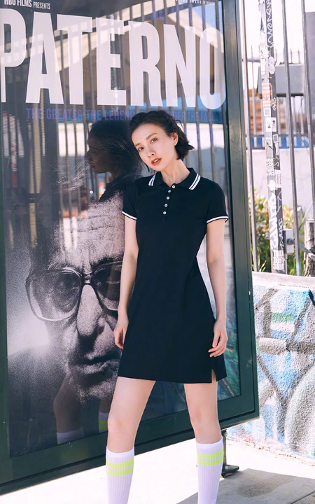 广告牌前穿黑色休闲连衣裙的短发美女高清苹果手机壁纸