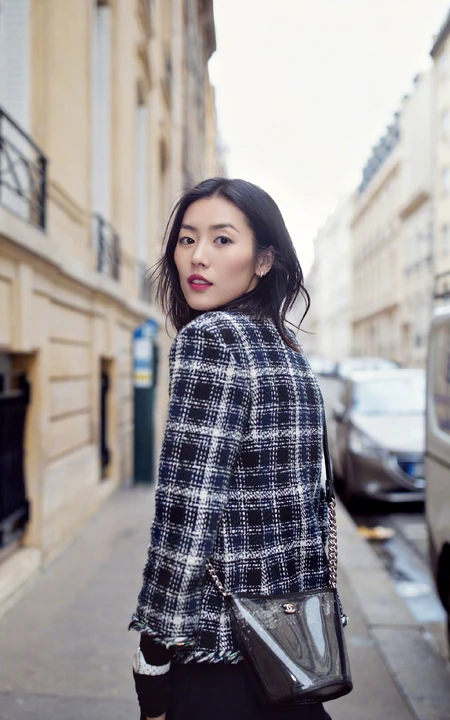 欧洲街头冬季穿黑色格子大衣的时尚美女街拍手机壁纸