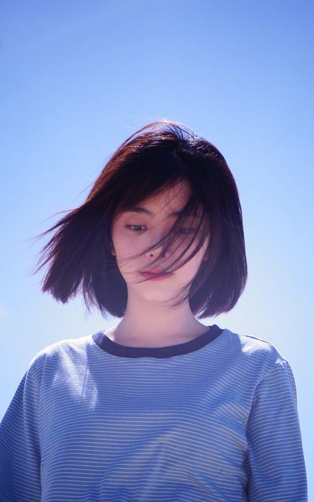 蔚蓝天空下的短发少女高清Iphone11max手机壁纸