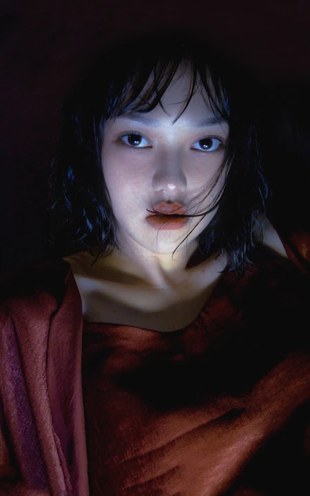 黑黑的灯光下的湿发短发美女
