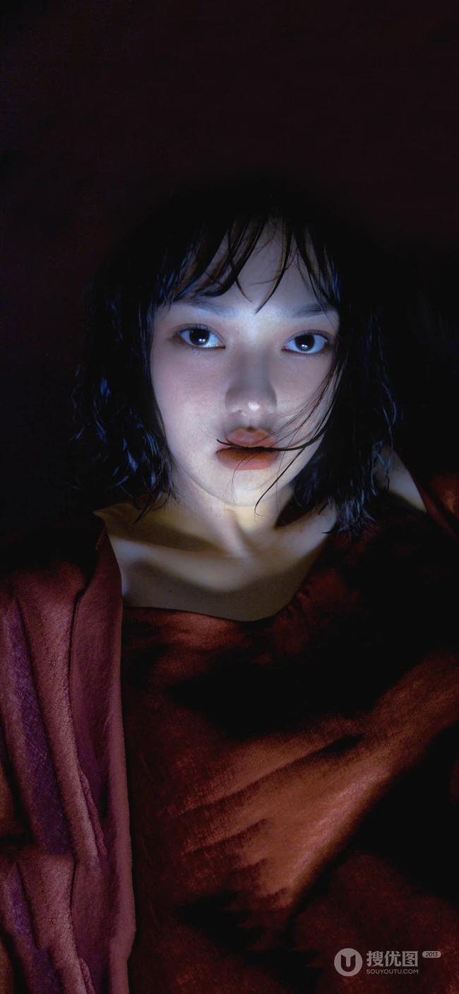 黑黑的灯光下的湿发短发美女