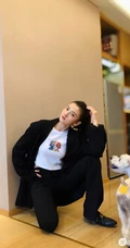 宋祖儿黑白配居家逗狗可爱俏皮生活照，身着短T尽显匀称身形纤细线条