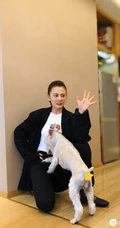宋祖儿黑白配居家逗狗可爱俏皮生活照，身着短T尽显匀称身形纤细线条