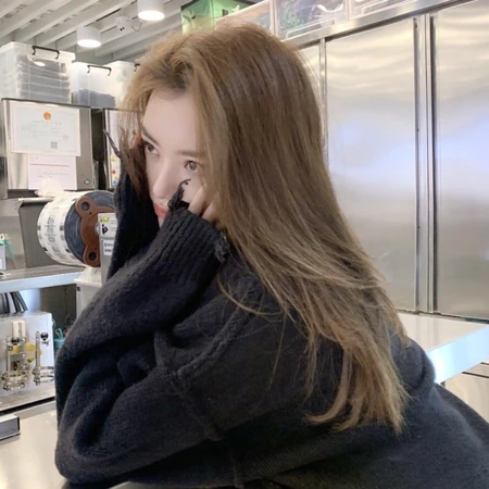 长发的高颜值女生生活照高清头像