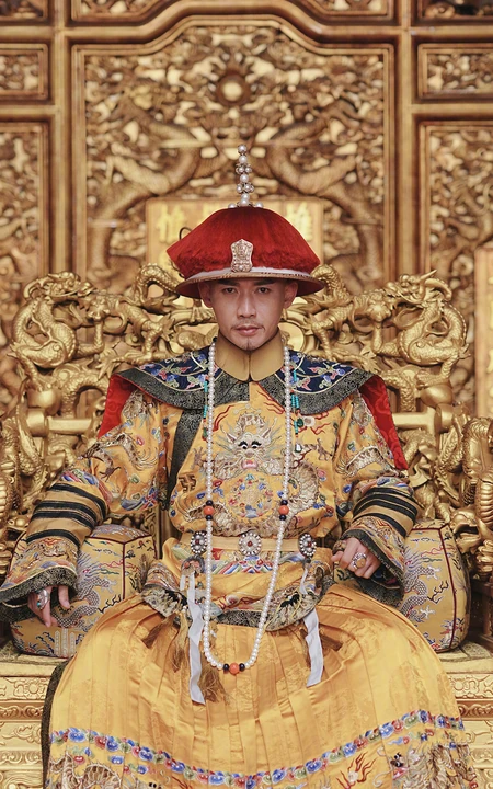 影视剧《延禧攻略》聂远饰演的爱新觉罗弘历坐在龙椅上的手机壁纸