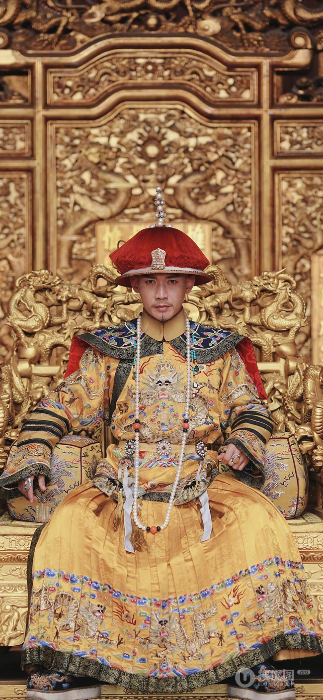 影视剧《延禧攻略》聂远饰演的爱新觉罗弘历坐在龙椅上的手机壁纸