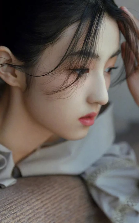 明星张子枫女性韵味十足的一组写真手机壁纸推荐