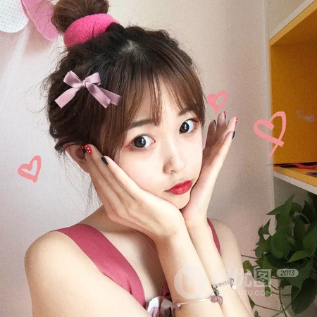 可爱的丸子头小姐姐室外随拍生活头像