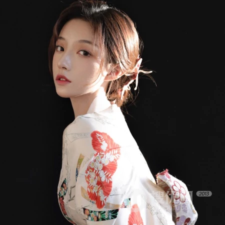 可爱的丸子头小姐姐室外随拍生活头像