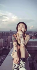 抖音比较火的美女短发霸气纹身美女手机壁纸4月3日推荐二