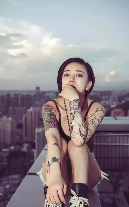 抖音比较火的美女短发霸气纹身美女手机壁纸4月3日推荐二