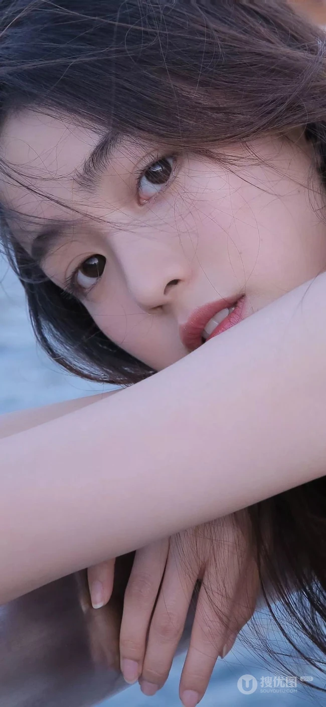 抖音比较火的美女短发霸气纹身美女手机壁纸4月3日推荐二