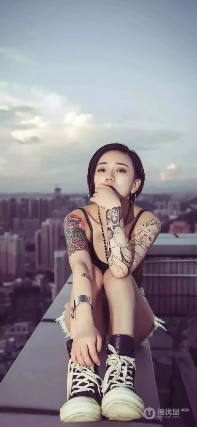 抖音比较火的美女短发霸气纹身美女手机壁纸4月3日推荐二