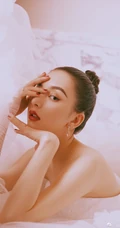 方媛微博晒优雅白裙写真照片，希望所有人健康平安