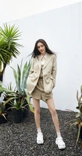 杨幂绿洲植物园中干练写真美图，西装短裤尽显动人大白线条感