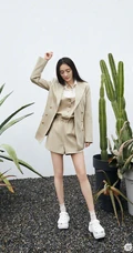 杨幂绿洲植物园中干练写真美图，西装短裤尽显动人大白线条感