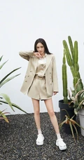 杨幂绿洲植物园中干练写真美图，西装短裤尽显动人大白线条感