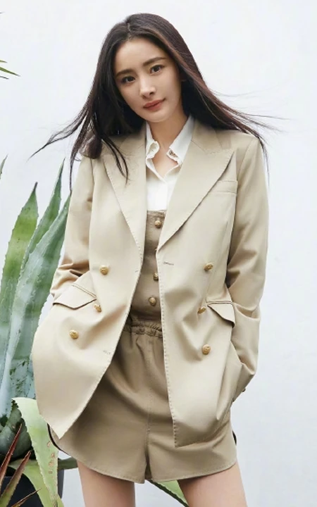 杨幂绿洲植物园中干练写真美图，西装短裤尽显动人大白线条感