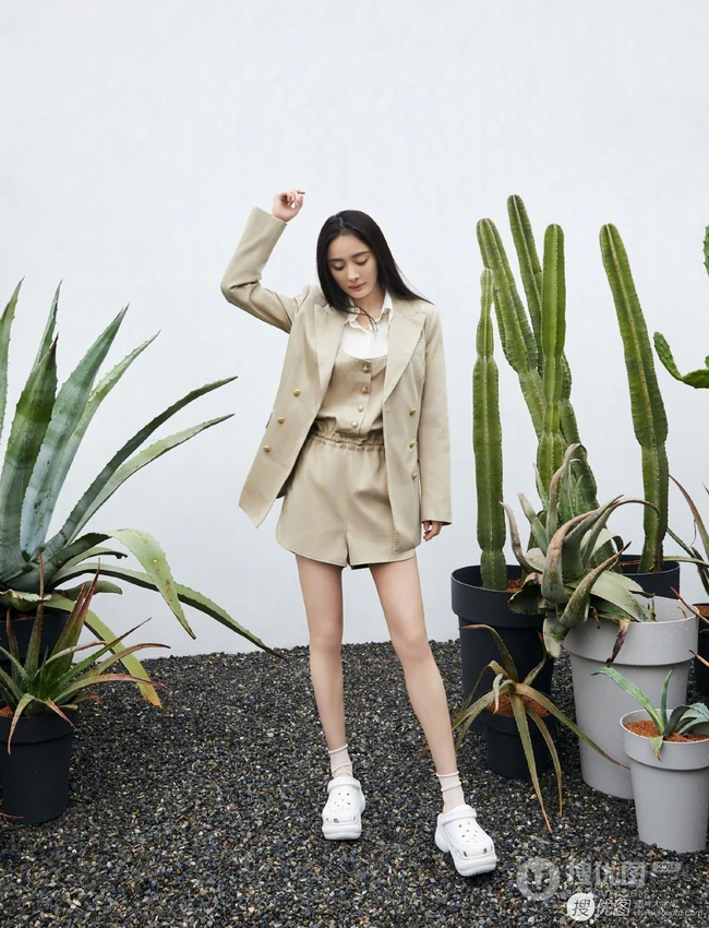 杨幂绿洲植物园中干练写真美图，西装短裤尽显动人大白线条感