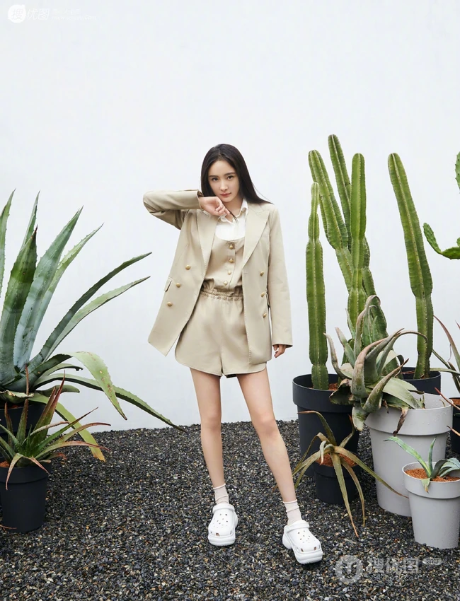 杨幂绿洲植物园中干练写真美图，西装短裤尽显动人大白线条感