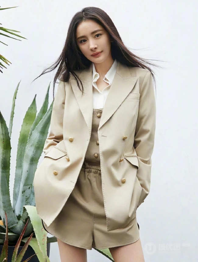 杨幂绿洲植物园中干练写真美图，西装短裤尽显动人大白线条感