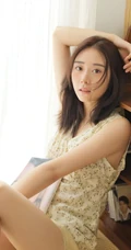 清新美眸大眼睛女生V领小碎花上衣短裤室内写真美图