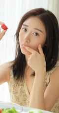 清新美眸大眼睛女生V领小碎花上衣短裤室内写真美图